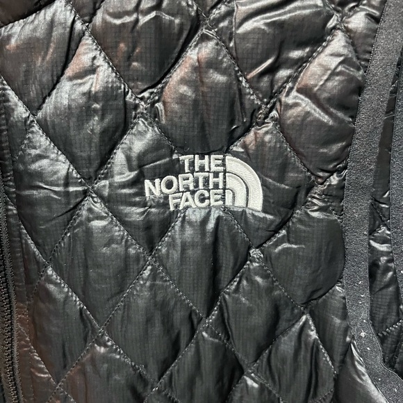 The North Face Charcoal Quilted Vest. XS - Picture 2 of 5